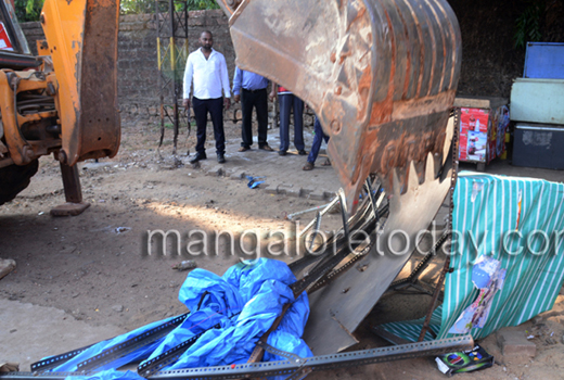 MCC evicts petty shops near bus stand, Rao and Rao Circle 1